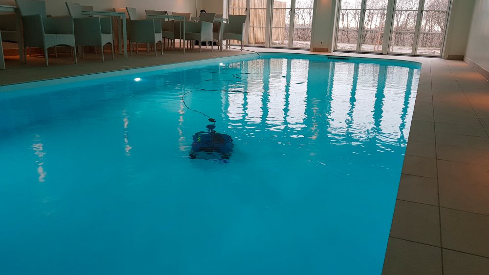 PP indendørs pool med poolrobot