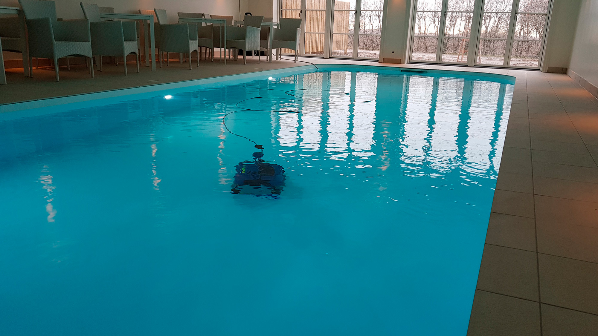 PP indendørs pool med poolrobot