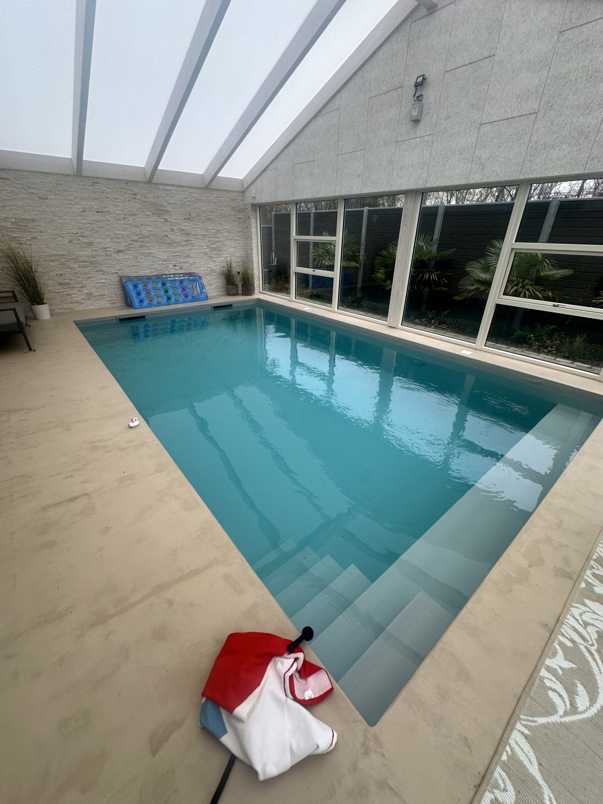 Lysgrå liner i swimming pool