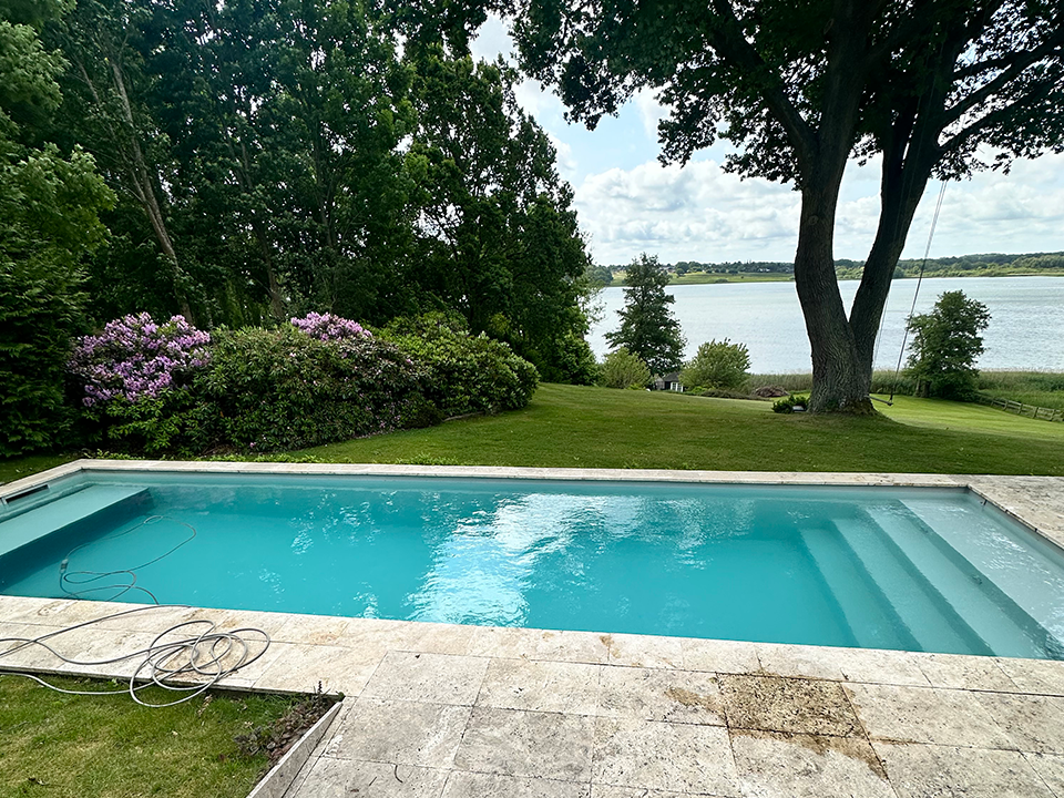 Lysgrå liner i swimming pool