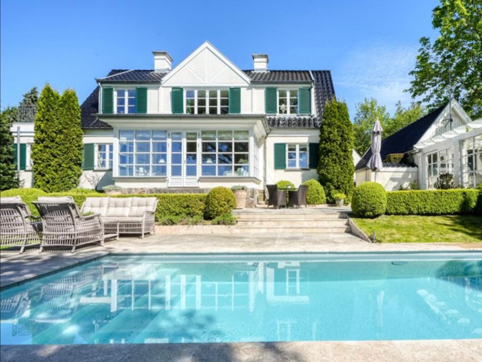 Lysgrå liner i swimming pool