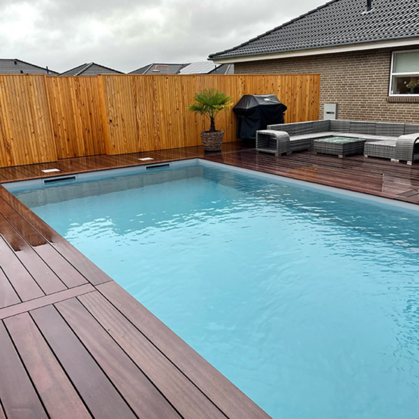 Central-pool med lamelcover i lys grå