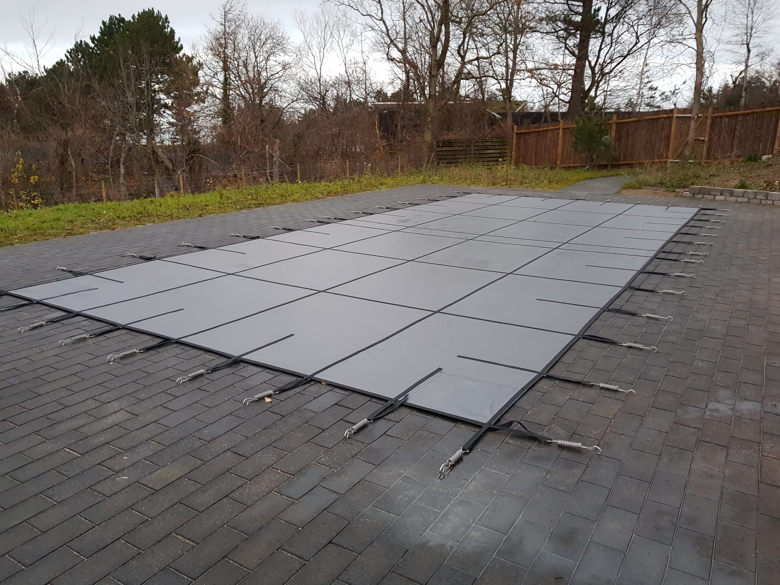 Vinterlukning af swimmingpool sikrer din pool mod vinterens frost og er en del af Pool Ekspertens services.